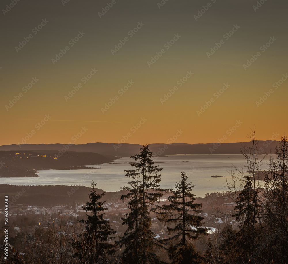 Zachód słońca nad Oslo stolicą Norwegii widok na Oslofjord - obrazy, fototapety, plakaty 