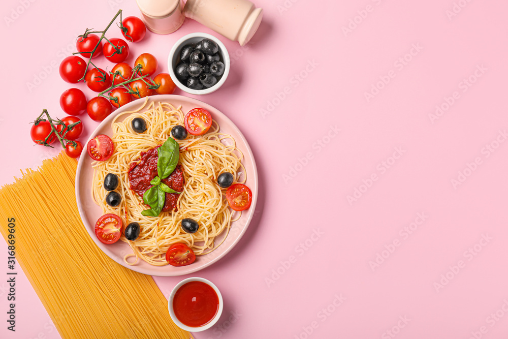 Plate with tasty pasta, olives and tomato sauce on color background - obrazy, fototapety, plakaty 