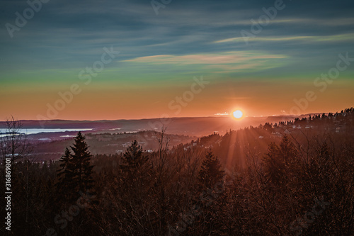 Zachód słońca nad Oslo stolicą Norwegii widok na Oslofjord