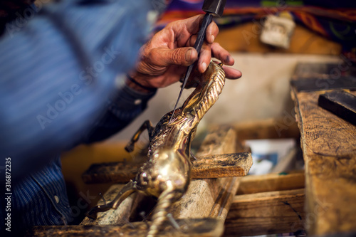 Foto A man making embassed figure. Art and handwork industry