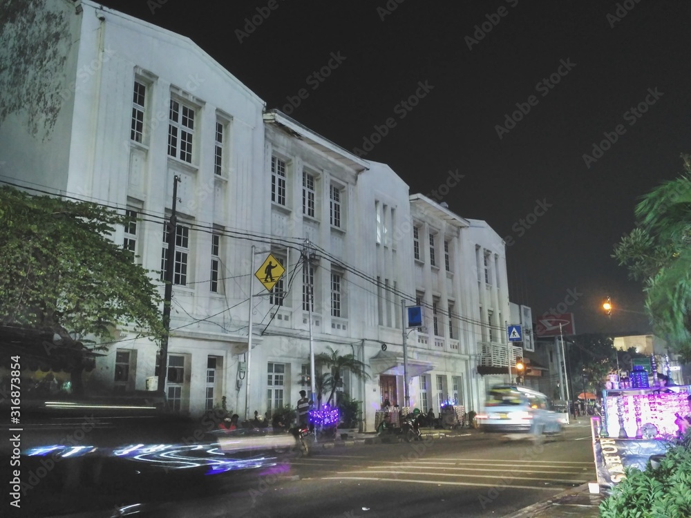 Obraz premium street in the city at night