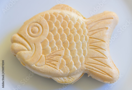  Fish cake ice cream Korean food delicious fish shape cone ice cream filling red bean tapioca starch tea milk flavor sweet dessert frozen