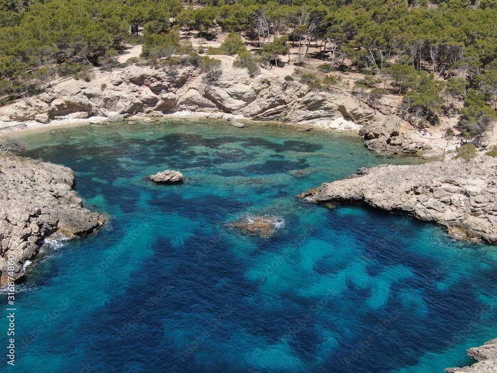 vista de una playa de Mallorca con tumbonas y una sombrillas concepto de verano vacaciones y relax vista de una playa de Mallorca con tumbonas y una sombrillas concepto de verano vacaciones y relax