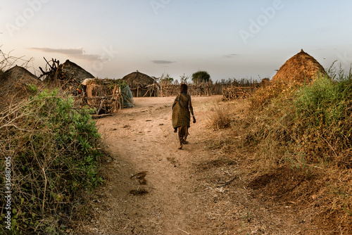 Foto Hamer Tribe Village at Omo Valley, Konso, South of Ethiopia Milking cows in the