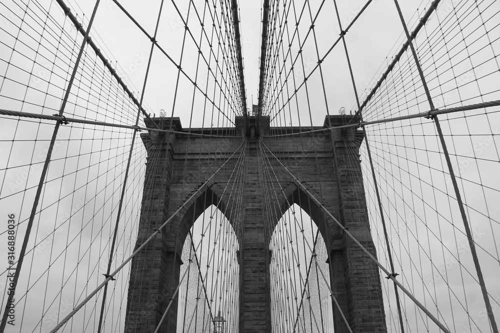 Fototapeta premium brooklyn bridge black and white and sky