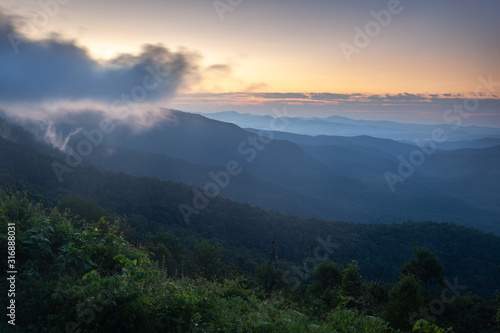 Photo at dawn in the Great Smoky Mountains in North Carolina © HJ