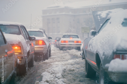 Εκτύπωση καμβά Winter traffic with car broken down