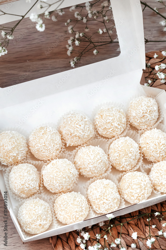Raw handmade sweets. Healthy low-calorie sweets for vegetarians. Raw handmade sweets. Healthy low-calorie sweets for vegetarians.