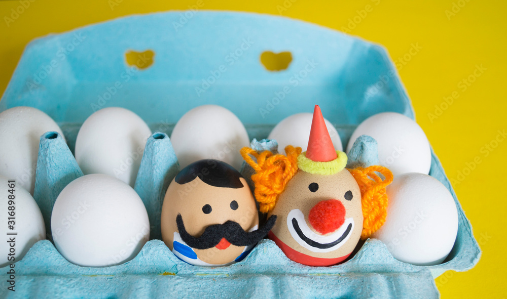 Obraz premium Easter circus. Egg with a funny face.
