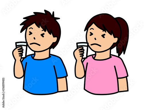 コップに入れた牛乳を飲んでしかめっ面をしている人々