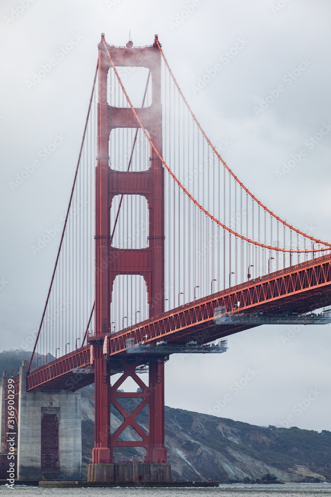 Fototapeta premium Golden gate bridge covered by cloud