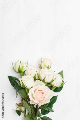 Bouquet of white roses on white background © nungning20