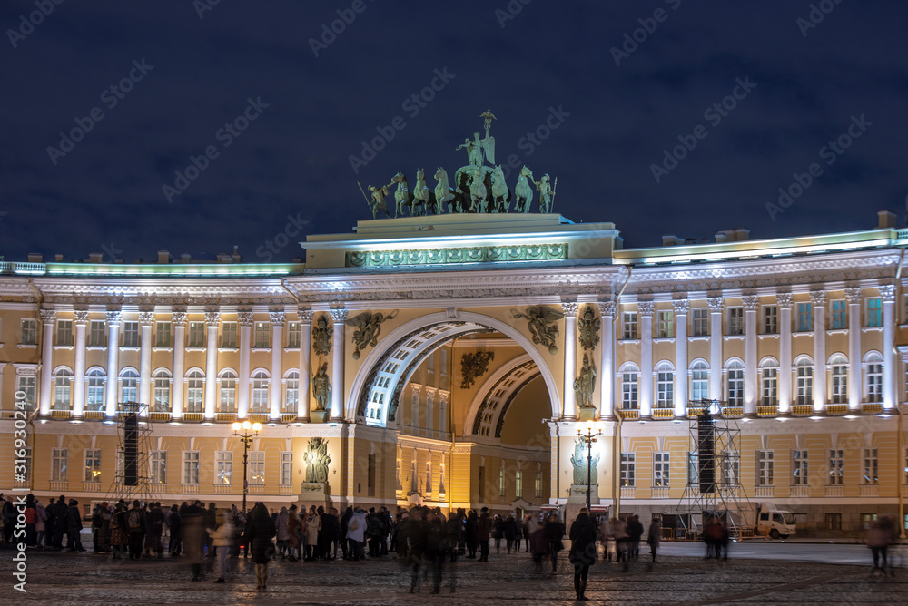 Obraz premium Saint Petersburg, Russia - Winter Palace Square and The General Staff building, State Hermitage Museum in St. Petersburg at night