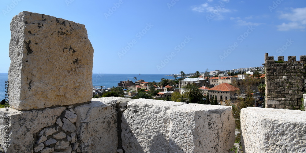 Panorama der Küste von Byblos mit antiken Steinblöcken im Vordergrund