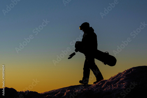 Snowboarder auf einem Eishügel auf dem Fichtelberg bei Sonnenuntergang, Silhouette, Erzgebirge, Sachsen, Deutschland, Europa 