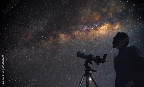 Foto Astronomer with a telescope watching at the stars and Moon