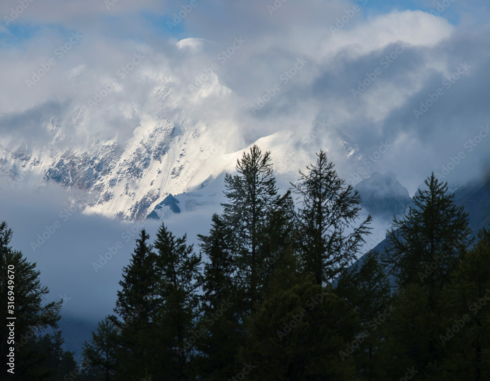 Snow-capped peaks in the clouds, travel and rest in the mountains Snow-capped peaks in the clouds, travel and rest in the mountains