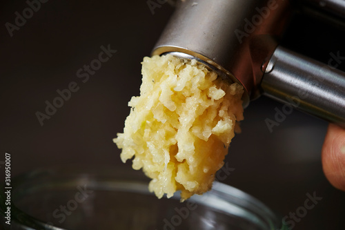 Φωτογραφία Garlic crusher, crushing garlic clove