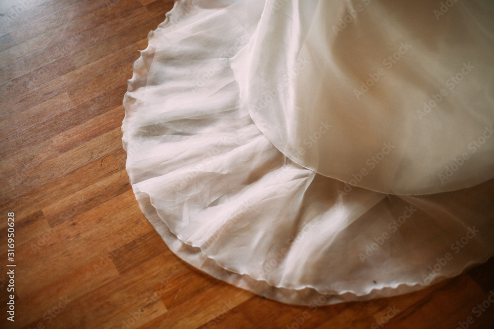 Wedding dress cut Wedding dress cut