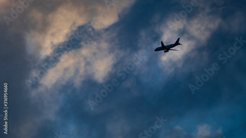 Jet fliegt in Wolkenfront