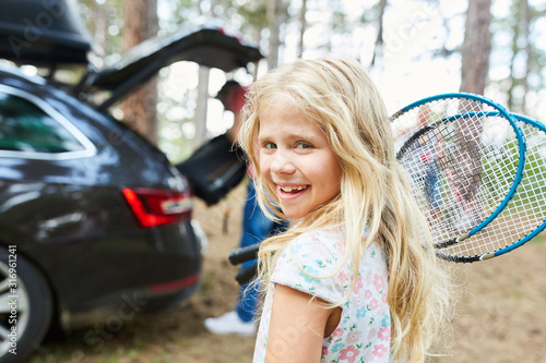 Mädchen mit Badminton Schlägern freut sich © Robert Kneschke