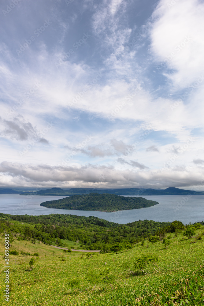 日本の北海道東部にある阿寒摩周国立公園・7月の屈斜路湖と中島