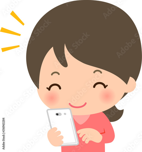 笑顔で携帯電話の画面を見ている若い女性