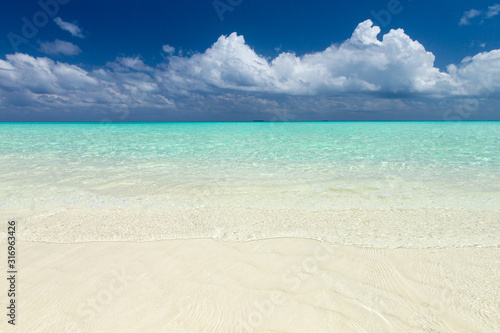Beach and beautiful tropical sea. tropical beach in Maldives © Pakhnyushchyy