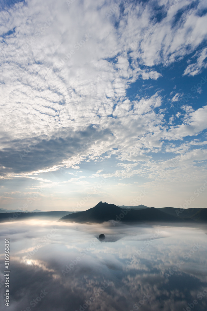 日本の北海道東部にある阿寒摩周国立公園・7月、夜明けの摩周湖と雲海