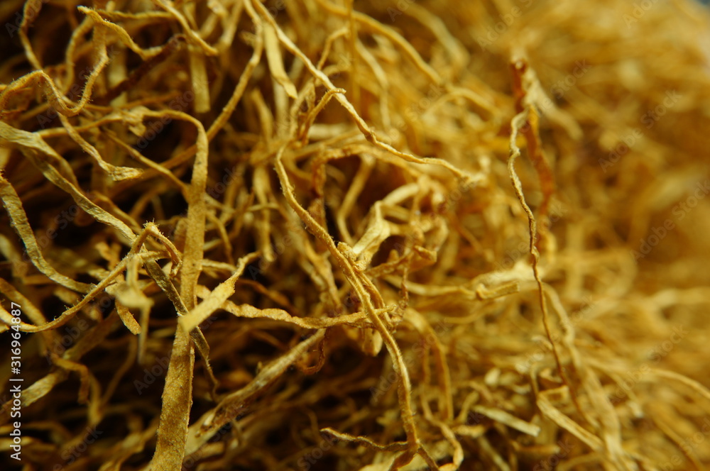 Chopped tobacco leaves in the form of fibers and basic ingredients of cigarettes Chopped tobacco leaves in the form of fibers and basic ingredients of cigarettes