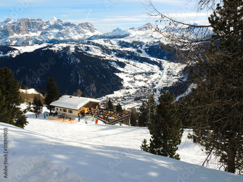 Ski alpin im Edelweiss Tal bei Colfosco am Rande der berühmten Sella Runde mit Blick auf die 2125m hoch gelegene Forcelles Hütte