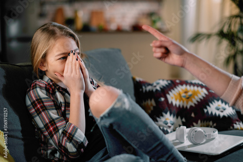 Tableau sur toile Mother scolding daughter. Scared girl crying