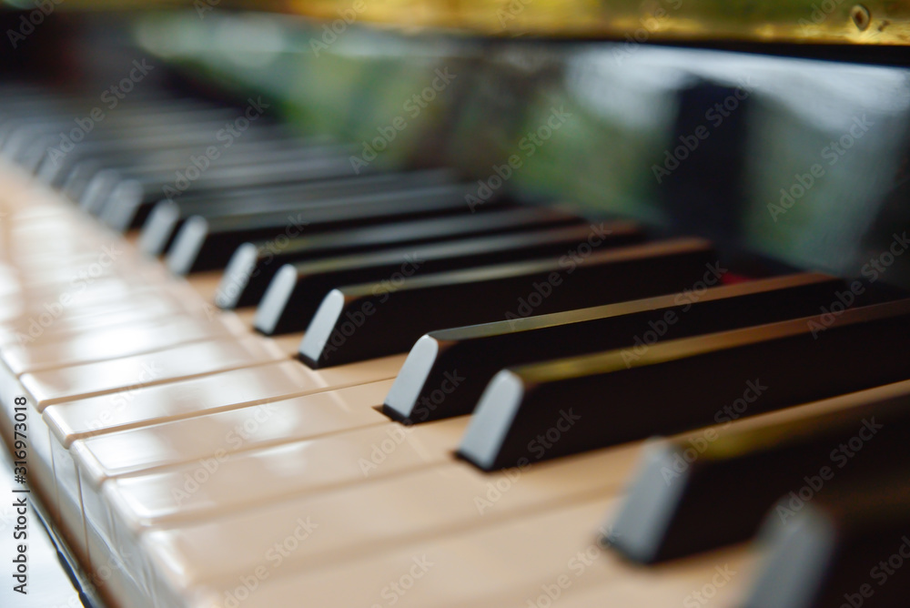 Pianoforte e tasti di piano forte in primo piano Pianoforte e tasti di piano forte in primo piano
