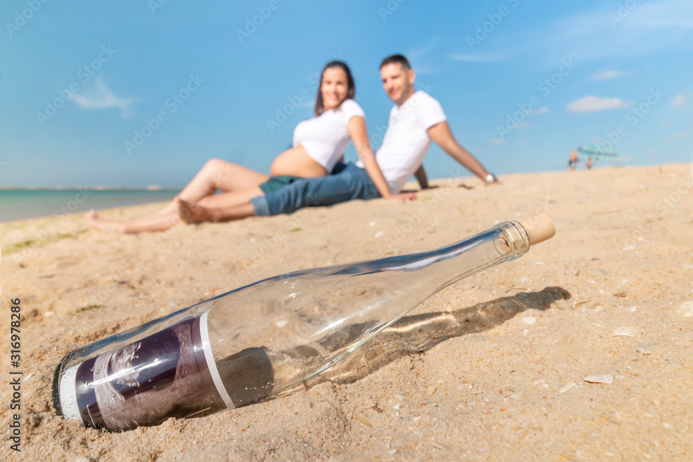 Obraz premium Pregnant happy couple