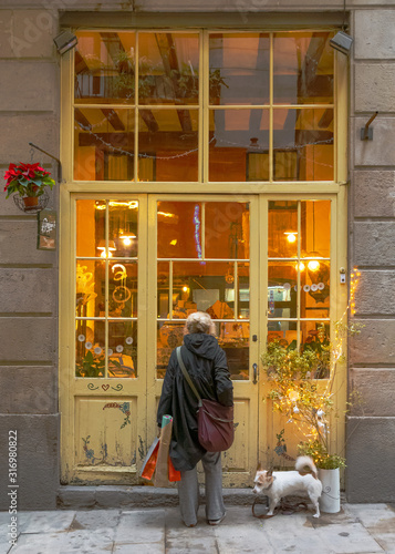 Mujer ante un escaparate antiguo del Barrio Gótico © Raquel