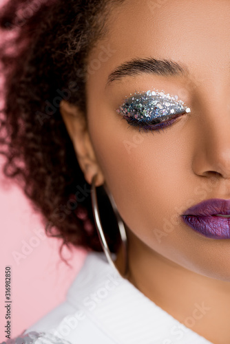 Photo beautiful african american girl with silver glitter eyeshadows and purple lips,