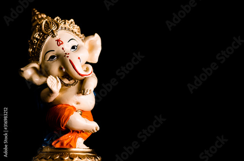 Foto close up photography of beautiful ganesha statue standing on black background