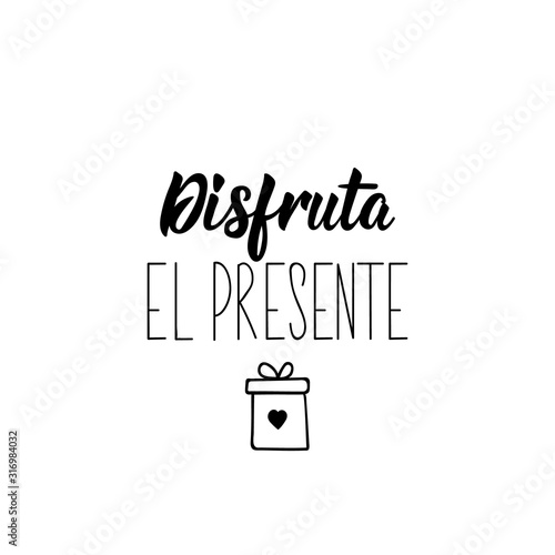 Enjoy the present- in Spanish. Lettering. Ink illustration. Modern brush calligraphy.