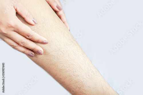 Fotografi closeup woman with hairy, unshaven leg
