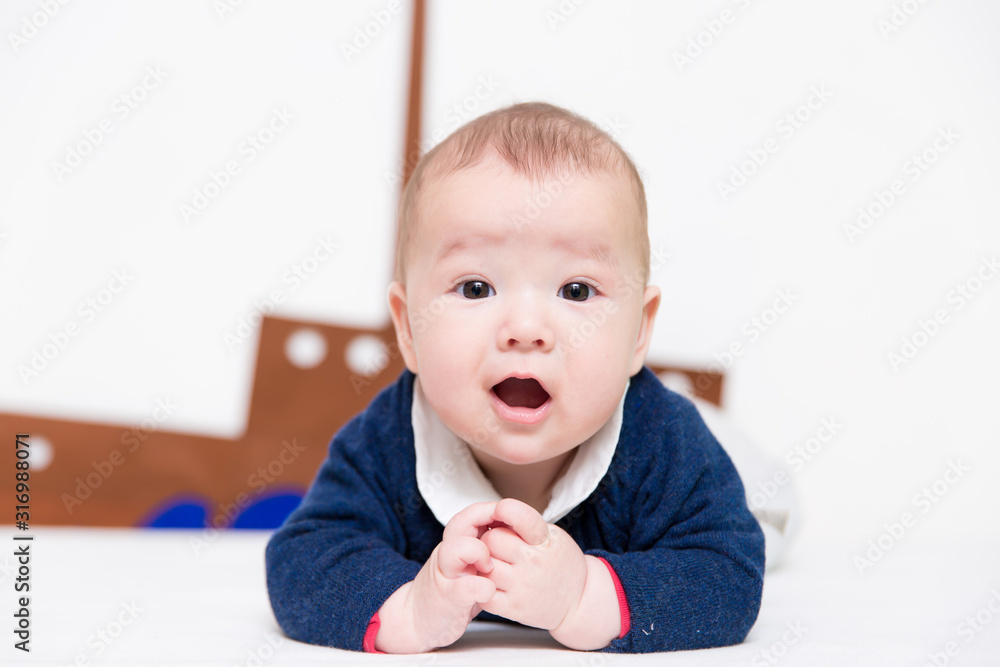 bébé fille métisse 6 mois franco chinois Stock Photo