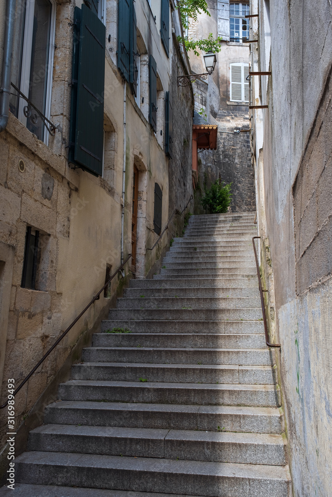 Steile Treppe in der Altstadt von Verdun/Frankreich