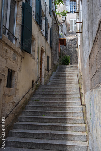 Fototapeta Naklejka Na Ścianę i Meble -  Steile Treppe in der Altstadt von Verdun/Frankreich