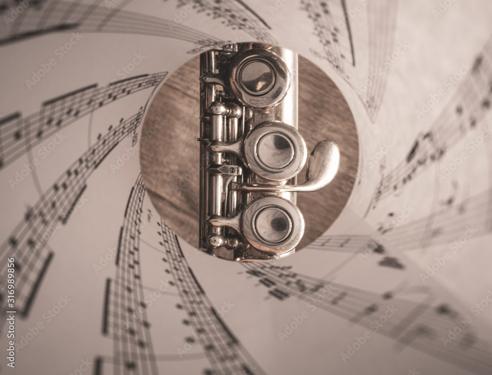 Fotografie Eine Flöte, die Aufnahme durch die Notenblätter