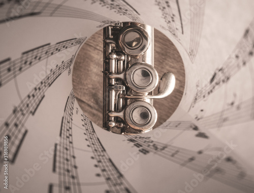 Photography Eine Flöte, die Aufnahme durch die Notenblätter