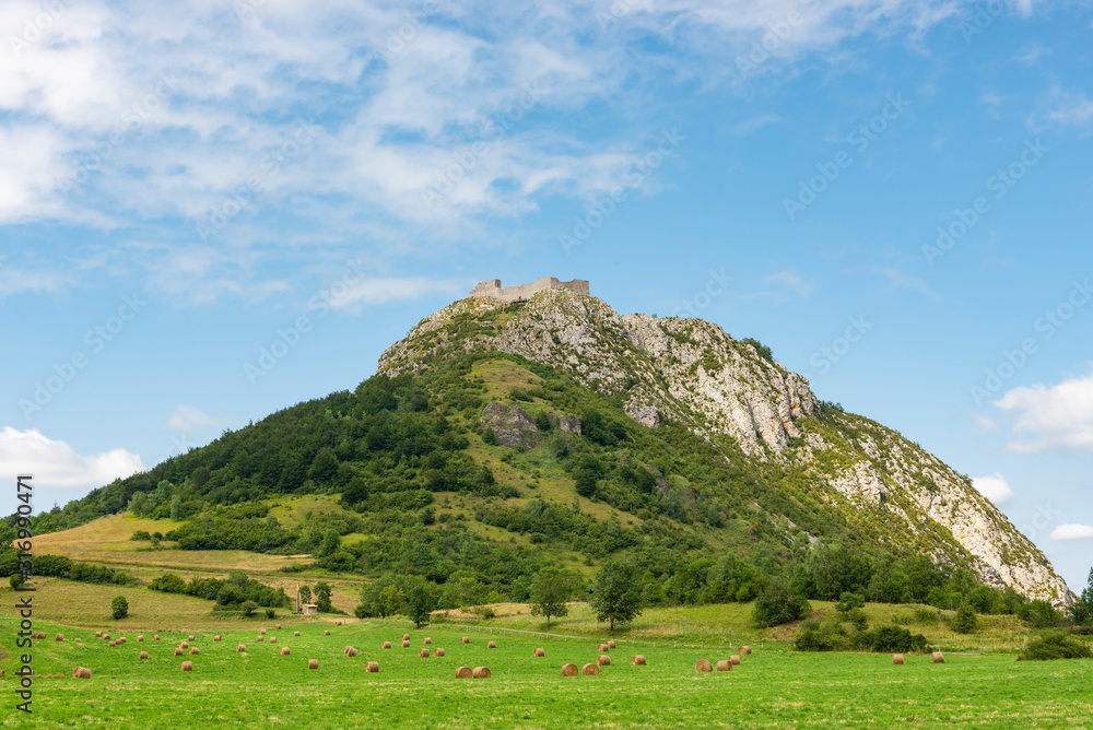 Naklejka premium France. Monségur. le chateau de Monségur e nhaut du pog, colline. the castle of Monségur at the top of the pog, hill.
