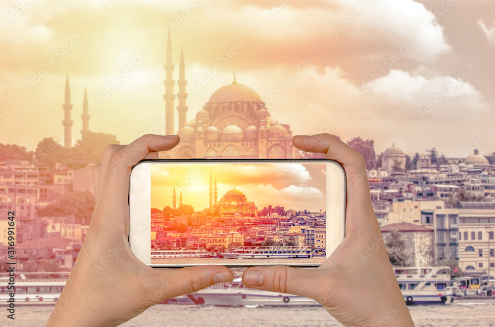 Φωτογραφία Tourist taking a picture in front of The Suleymaniye mosque at spring, Istanbul, Turkey