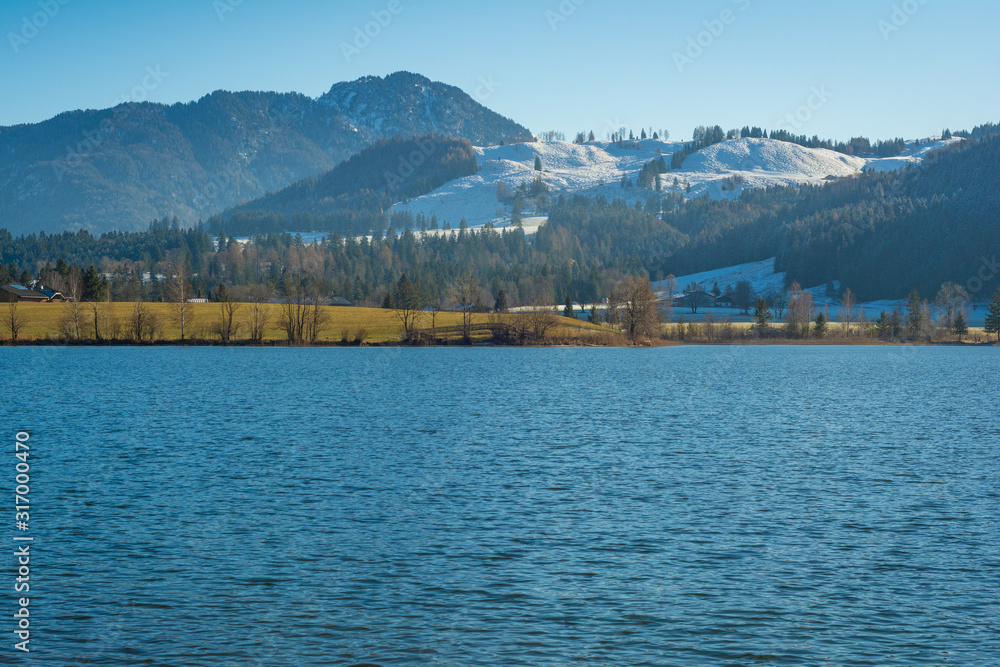 Berge am See in den Alpen - Walchsee im Winter
