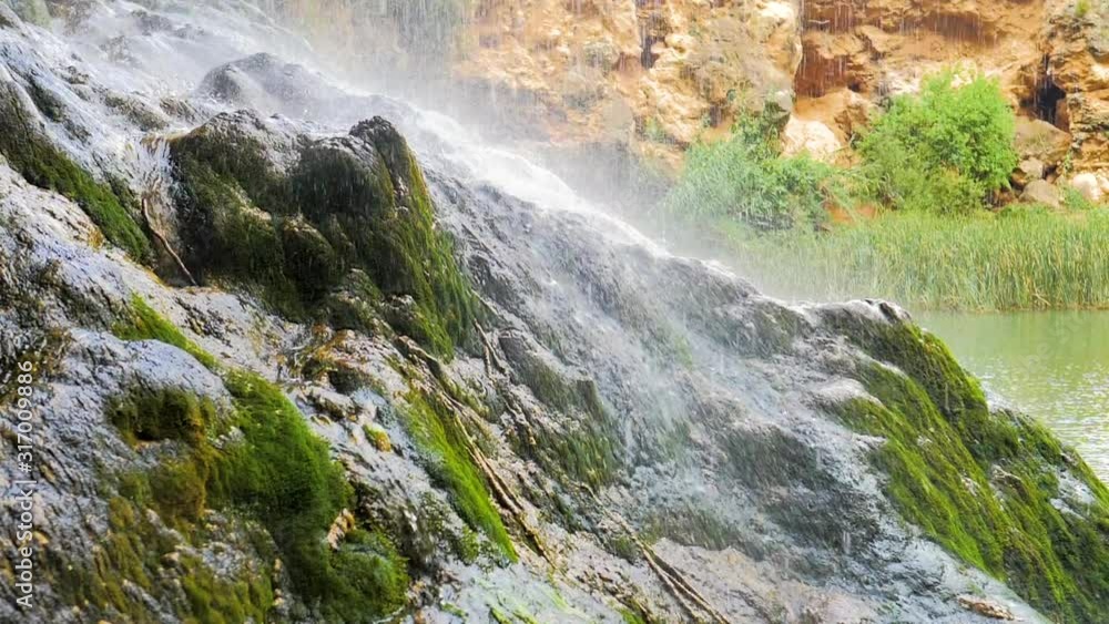 Catarata de río cayendo sobre roca en cámara lenta Catarata de río cayendo sobre roca en cámara lenta