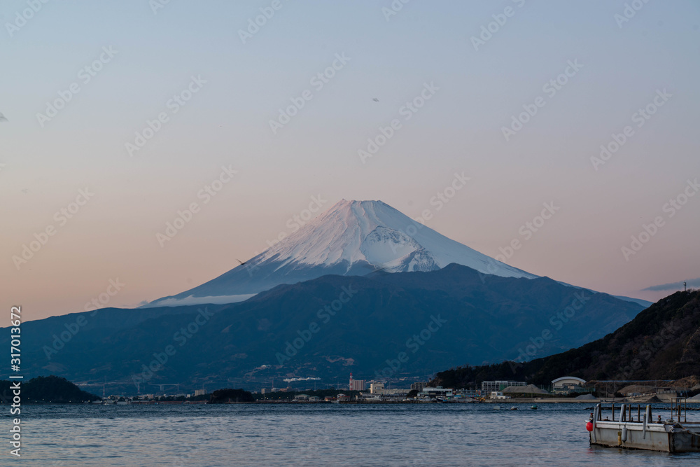 夕焼けに染まる富士山