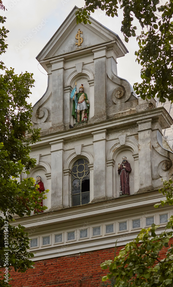 fasada małego kościoła osiemnastowiecznego w stylu neobarokowym